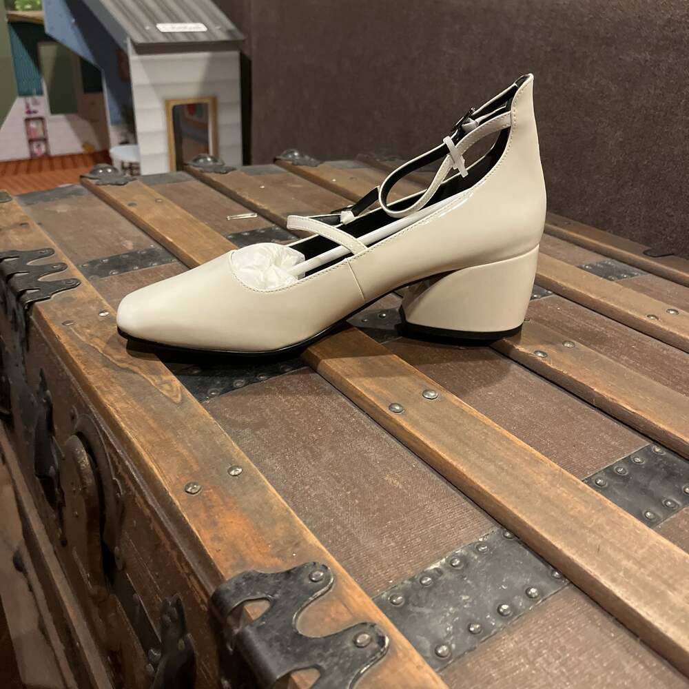 Lisa Vicky Savvy-V Winter White Patent Leather Mary Janes. NIB. Size 8